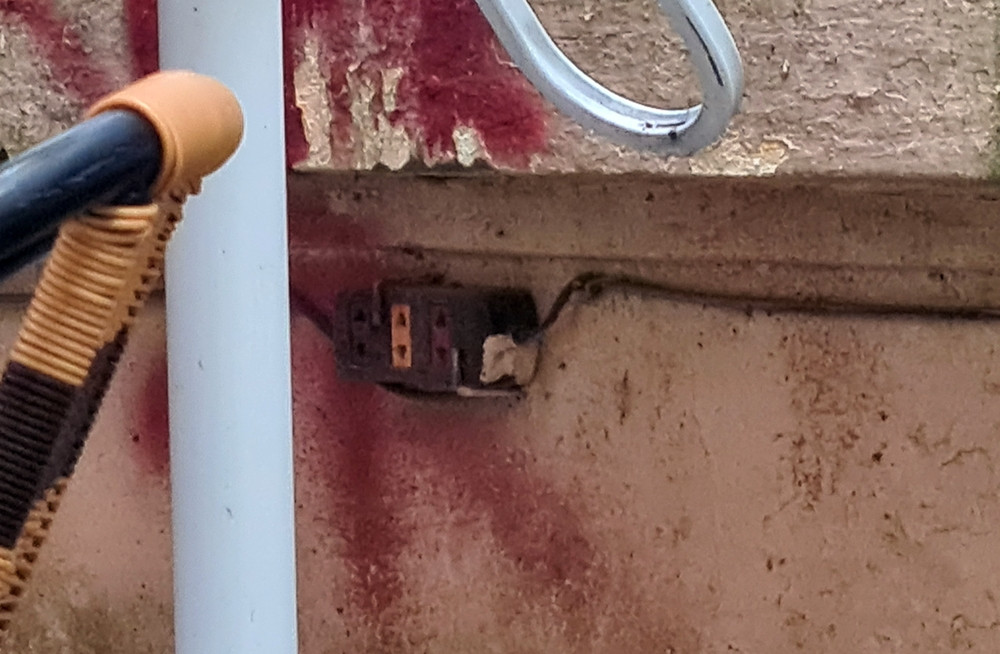 Hệ thống dây điện, ổ cắm đấu nối sơ sài, chạy loằng ngoằng trên vỉa hè bị lấn chiếm bởi các hộ kinh doanh tiềm ẩn nguy hiểm chết người.