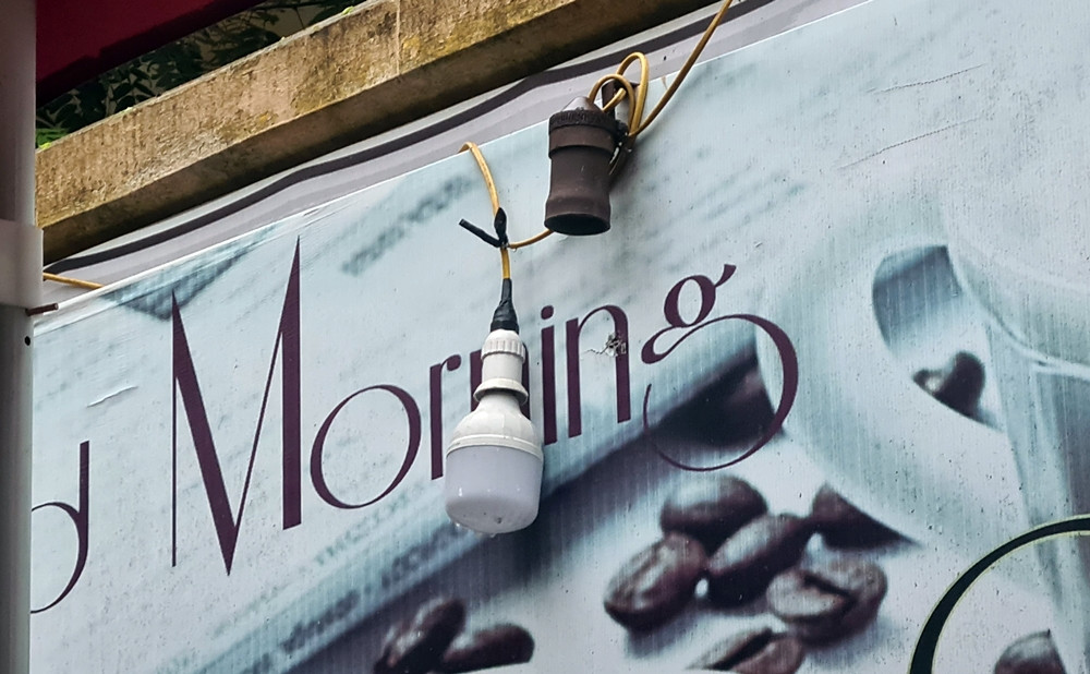 Anh Nguyễn N. (người dân) chia sẻ: “Vỉa hè ở khu vực này nằm rất gần với trụ sở các cơ quan chức năng của thành phố Bắc Ninh và tỉnh Bắc Ninh, nhưng lại bị các quán nước lấn chiếm từ lâu, gây mất mỹ quan đô thị, mất an toàn giao thông. Mong rằng cơ quan chức năng sớm xử lý, dẹp bỏ.”.