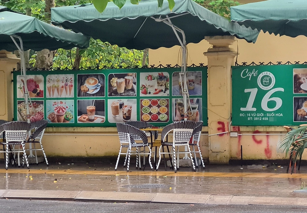 Việc “nuốt chửng” vỉa hè của các quán cà phê không những gây mất an toàn giao thông còn làm cho bộ mặt đô thị tại khu vực này trở nên nhếch nhác.