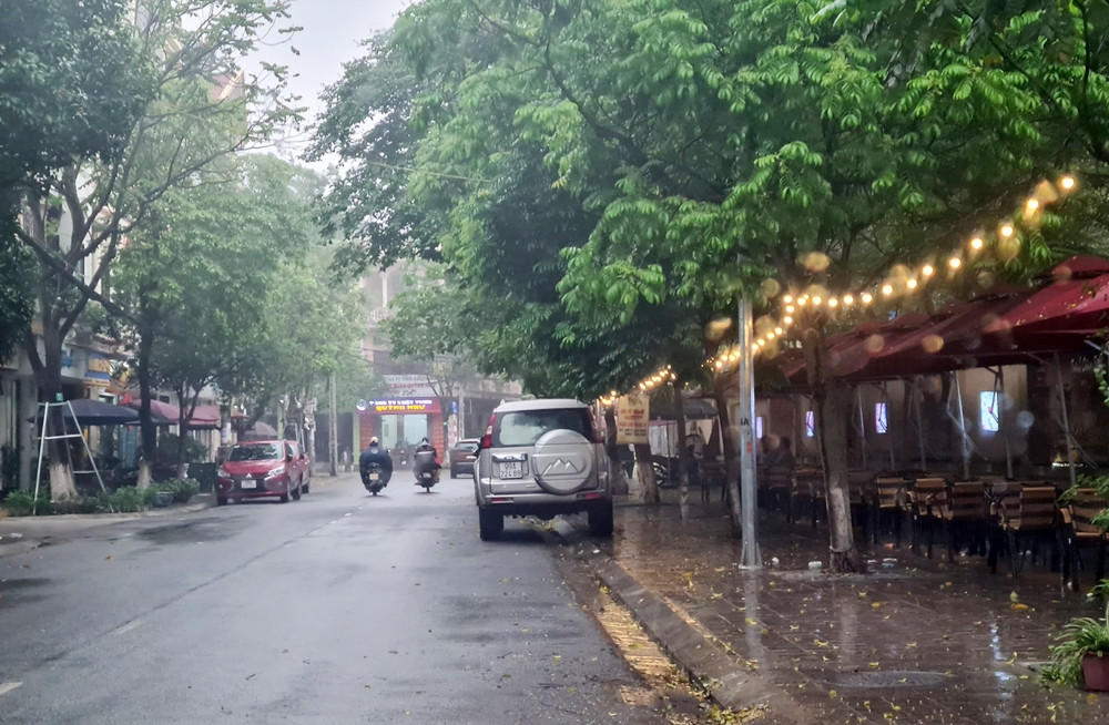 Vỉa hè hai bên đều bị người dân chiếm dụng để kinh doanh, buôn bán.