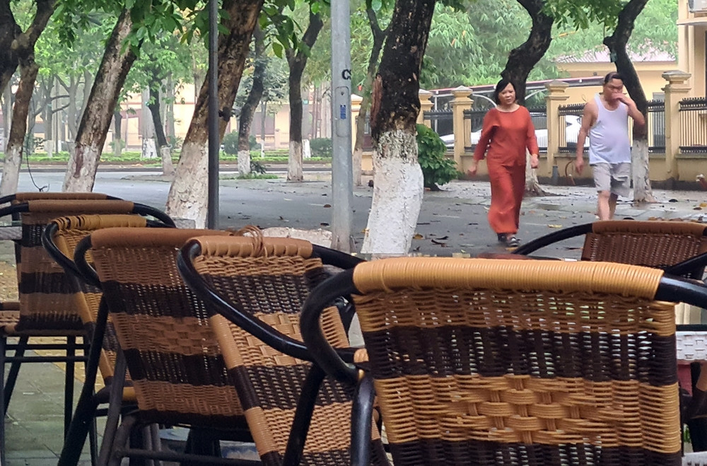 Người đi bộ phải đi xuống lòng đường khi vỉa hè đã bị các quán cà phê “nuốt chửng”.