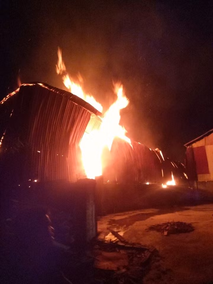 Trước đó, vào năm 2020, tại xã Liên Hà xảy ra vụ cháy khu nhà xưởng mọc trái phép trên đất nông nghiệp giữa đêm, lửa đã thiêu rụi mất khoảng 3 nhà xưởng.