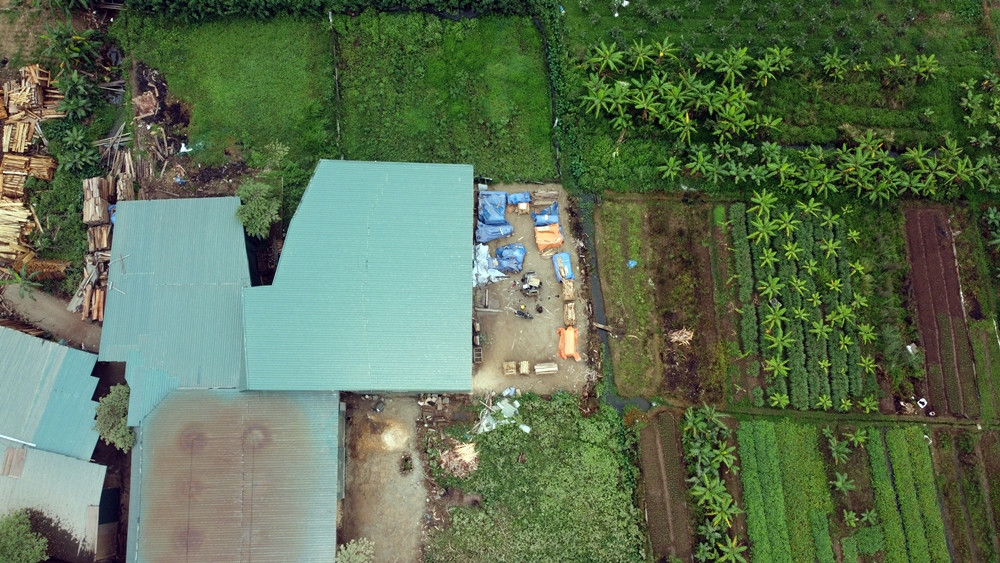 Ghi nhận thực tế của PV Tri thức và Cuộc sống cho thấy, khu vực được phản ánh nằm tiếp giáp với làng nghề đồ gỗ xã Liên Hà, bao quanh là diện tích đất nông nghiệp hiện đang được người dân canh tác.