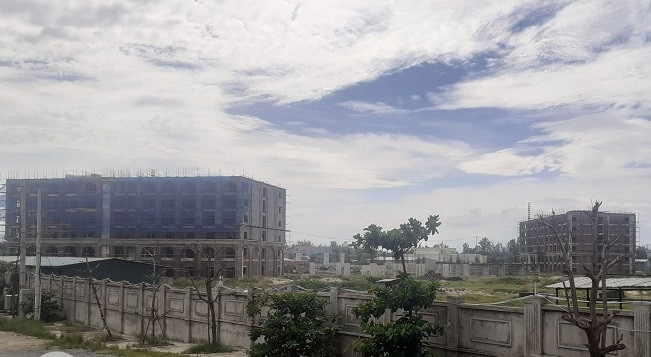 Dự án khu nghỉ dưỡng Hội An Golden Sea sở hữu vị trí đắc địa tại mặt tiền tuyến đường du lịch ven biển nhưng đang trong trạng thái “ngủ quên” sau nhiều lần gia hạn tiến độ. (Ảnh: cafeland).