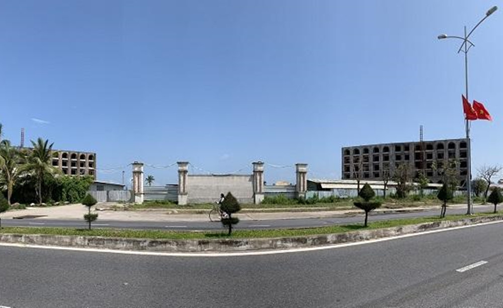 Các hạng mục thi công tại dự án hiện vẫn đang dang dở, công trường chỉ có bảo vệ trông coi. (Ảnh: Diễn đàn Doanh nghiệp).