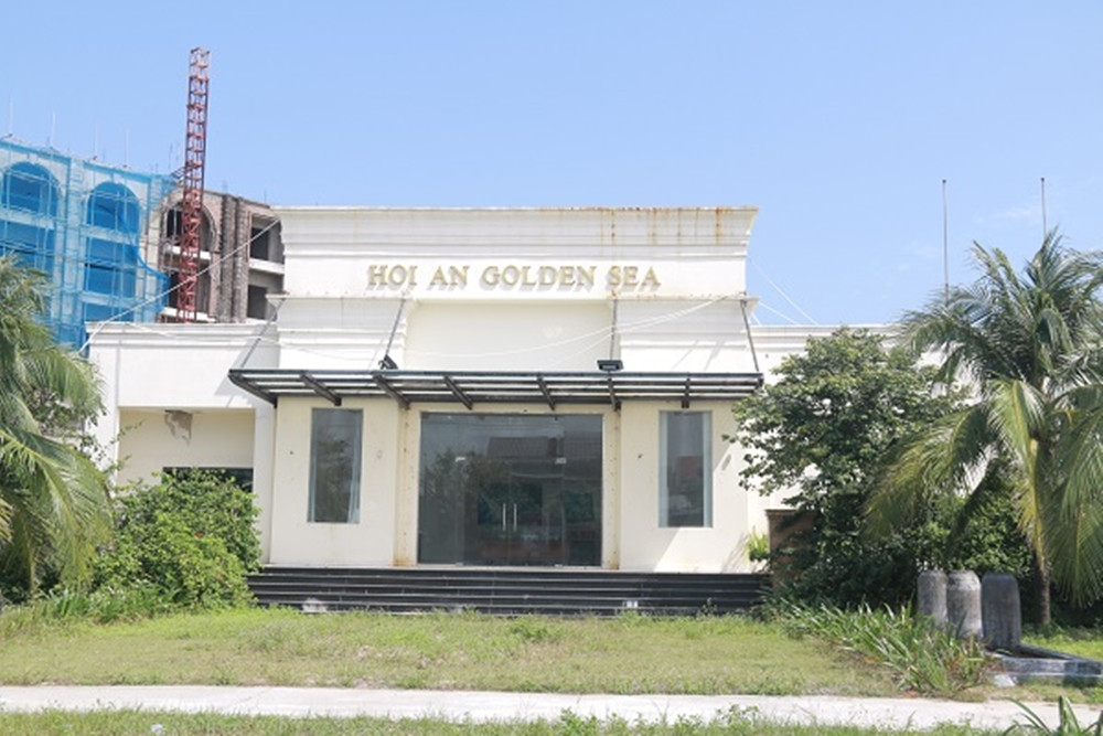 Trao đổi với báo chí, ông Nguyễn Văn Sơn - Chủ tịch UBND TP Hội An, cho biết dự án khu nghỉ dưỡng Hội An Golden Sea dừng thi công do chủ đầu tư gặp khó khăn về tài chính. (Ảnh: Diễn đàn Doanh nghiệp).