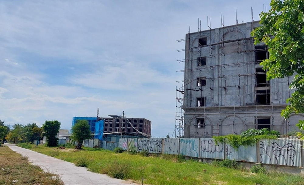 Đến nay, dự án mới chỉ xây dựng được 2 tòa nhà, tường bao, cổng chính và một số công trình phụ trợ, toàn bộ công trường đã dừng thi công. (Ảnh: Bảo vệ Pháp luật).