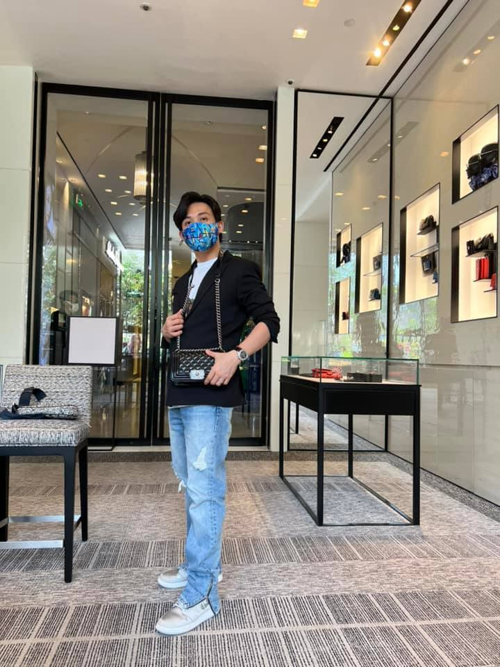 Anh chọn cửa hàng của Chanel ở TP HCM để mua túi hiệu, đây cũng là nhà mốt được vợ Minh Nhựa vô cùng yêu thích. Được biết chiếc túi có giá trị gần 300 triệu đồng.