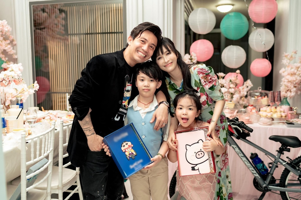 Không chỉ là người chồng cưng chiều vợ, Minh Nhựa còn chăm lo và dành những điều kiện tốt nhất cho 2 con phát triển.