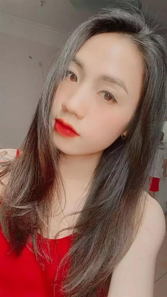 Trên sân thi đấu lăn xả nhưng ngoài đời Duyên vẫn là một cô gái dịu dàng, nữ tính. Ảnh: FBNV