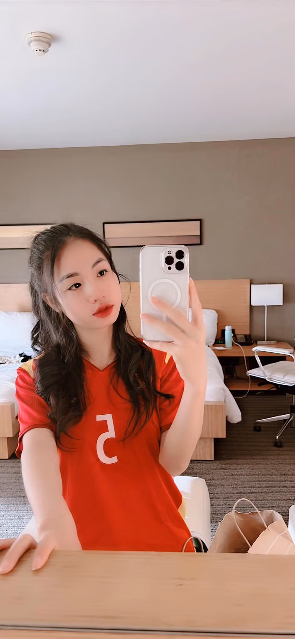 Duyên nổi bật với gương mặt và nước da trắng ngần xinh như hot girl.