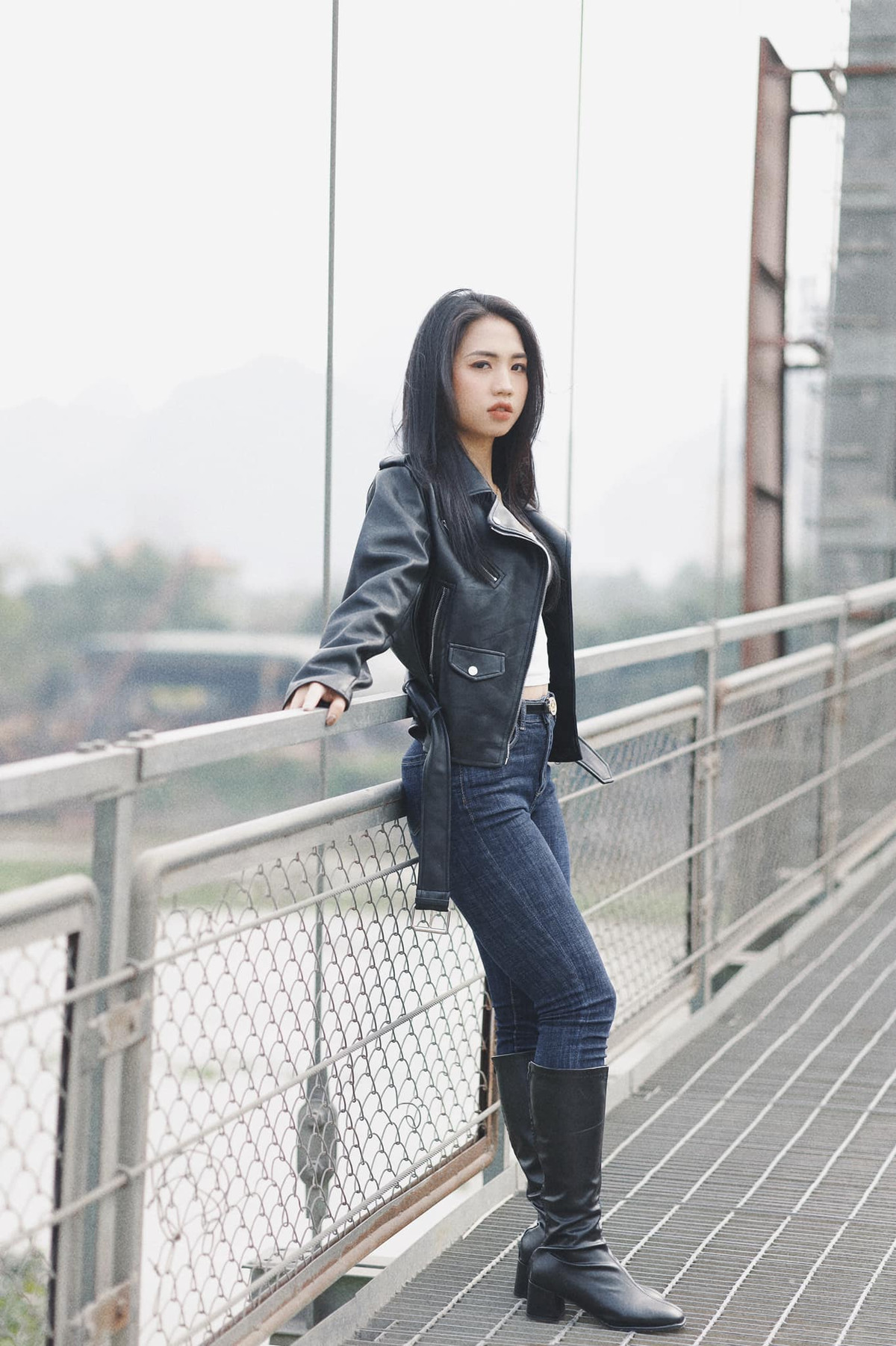 Trên trang cá nhân của mình mới đây, "hot girl sân cỏ" đăng tải loạt ảnh gây chú ý. Khác hẳn với hình ảnh quần đùi áo số trên sân bóng, cô nàng xuất hiện với áo khoác da kết hợp quần jeans và đi boot cao cổ.