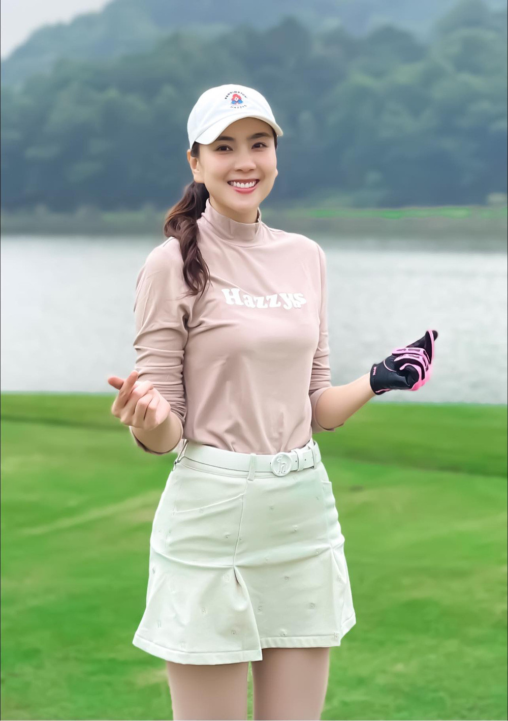 Nhiều người thậm chí nhận định, nữ MC có vẻ ngoài chẳng kém cạnh hot girl.