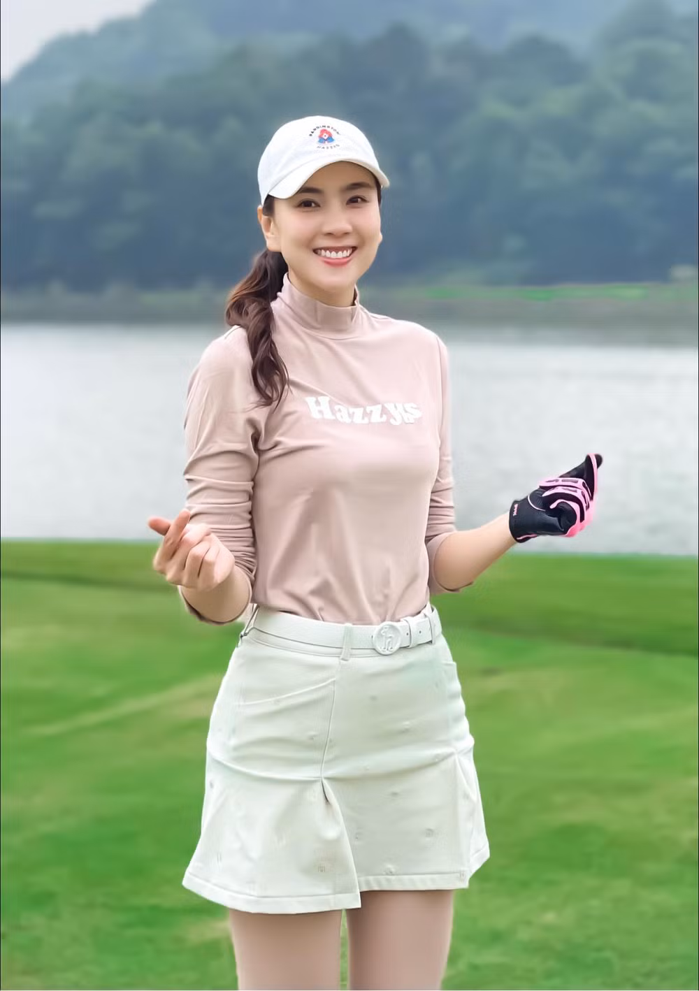 Nhiều người thậm chí nhận định, nữ MC có vẻ ngoài chẳng kém cạnh hot girl.