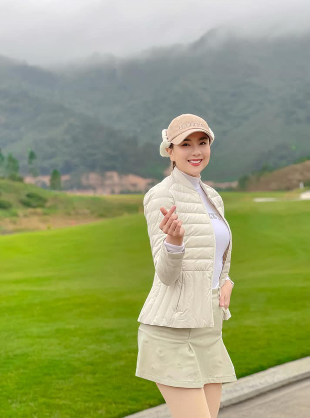 Mai Ngọc có vẻ ngoài xinh đẹp gợi cảm nên cô thường xuyên tận dụng thế mạnh để diện đa dạng phong cách thời trang khác nhau.