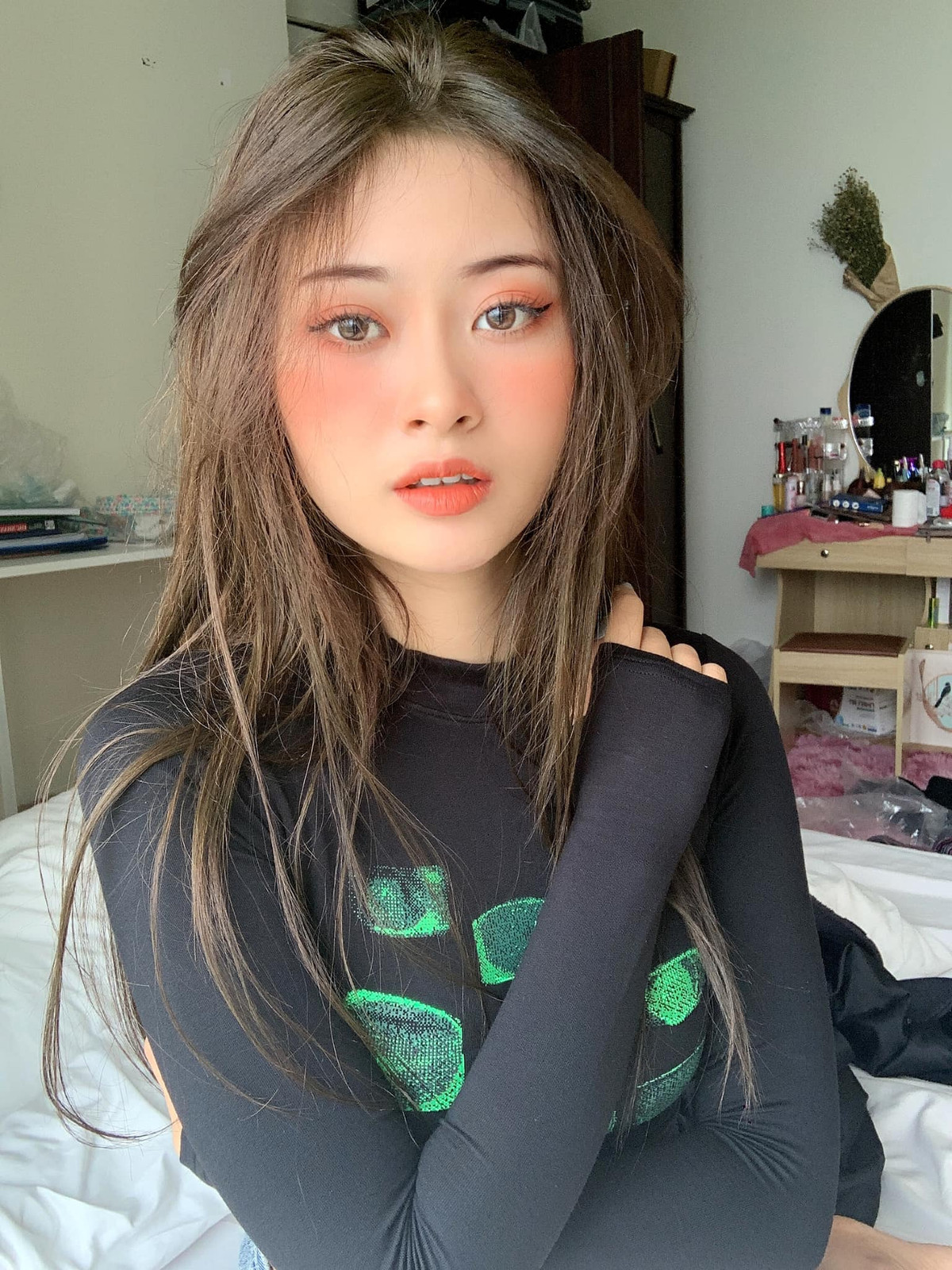 Trước khi biết đến với loạt clip về đàn ông, trước đó Linh Trang từng gây tranh cãi khi làm video TikTok giải trí và có phần nhạy cảm khi cố tình để lộ nội y bên trong ở quán quán bida hay ở ngoài đường phố.