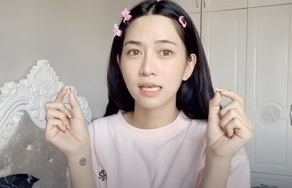 Khi rũ bỏ lớp phấn son nào, cô nàng hot TikToker ghi điểm bởi làn da trắng sáng mịn, những đường nét trên gương mặt đều rõ ràng, không hề mờ nhạt.