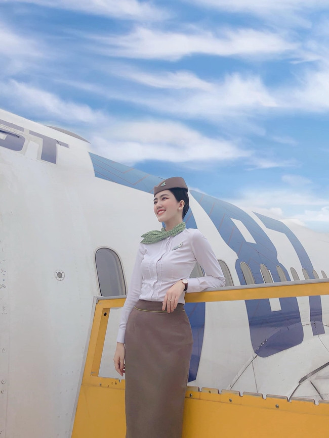 Người đẹp hàng không nhận được nhiều lời khen cho diện mạo xinh đẹp cùng hình thể cân đối.