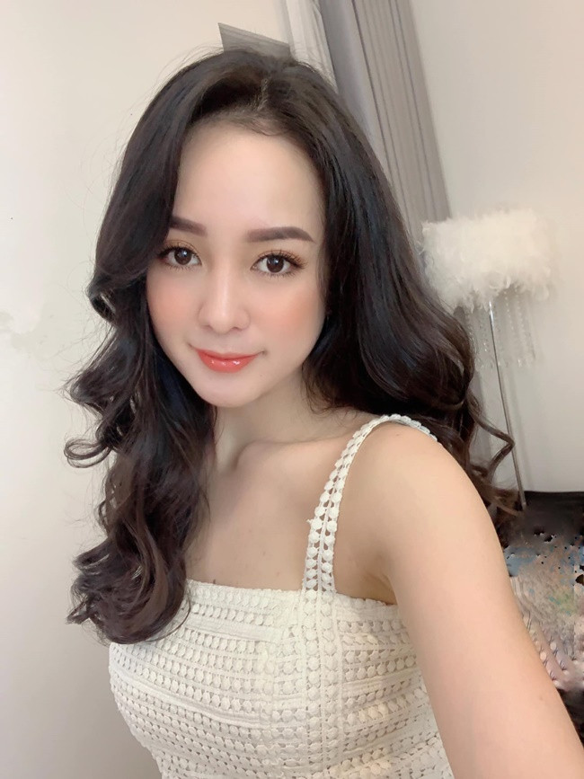 Ngoài những lời ngợi khen vẻ đẹp mong manh, đài các, nữ tiếp viên hàng không này cũng được nhận xét có gu ăn mặc gợi cảm, nổi bật.