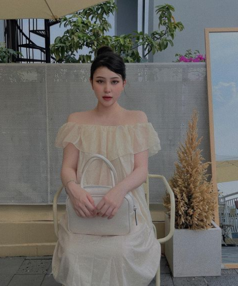 Sunna vốn nổi danh là hot girl được Xoài Non mong muốn mai mối cho nam streamer ViruSs. Cô nàng sinh năm 2000, được biết đến với cái tên khác là Wilson Nhật Anh.