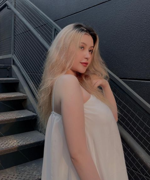 Sunna có cha mang quốc tịch Mỹ, mẹ là người Việt Nam nên ngay từ khi còn nhỏ, 10X đã sở hữu ngoại hình lai Tây cực ấn tượng.