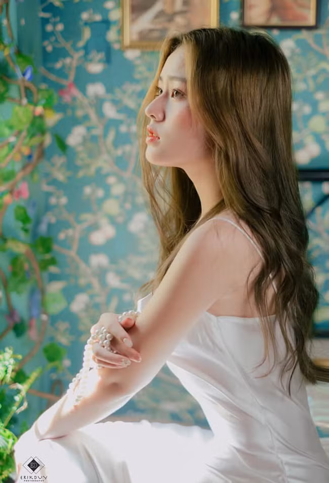 Hồng Hân sau đó chọn theo học ngành tiếp viên hàng không. Hiện tại, cô nàng đã học được hơn 1 năm. Ảnh: FBNV