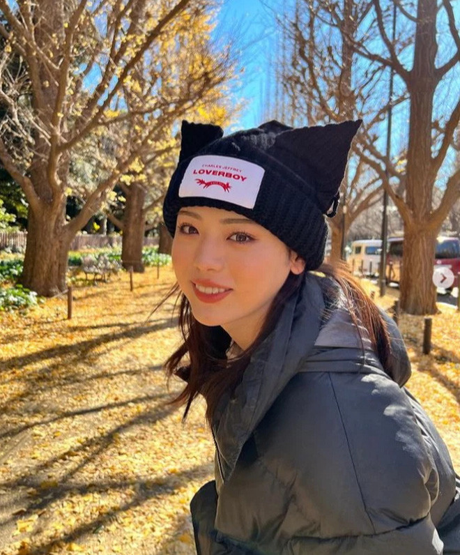 Thay vì cố gắng che giấu những đặc điểm nữ tính, chàng trai 19 tuổi tự tin khoe diện mạo trong lớp makeup nhẹ nhàng, diện váy, đi giày cao gót như một cô gái thực sự.