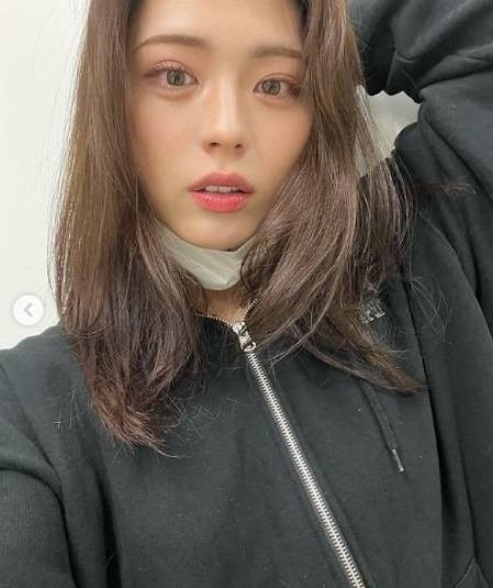 Thoạt nhìn, Idegami Baku trông như thành viên một nhóm nhạc thần tượng nữ nổi tiếng nhờ diện mạo xinh đẹp. Tuy nhiên, Baku thực chất là nam sinh 19 tuổi, nổi tiếng thế giới nhờ vẻ ngoài nữ tính.