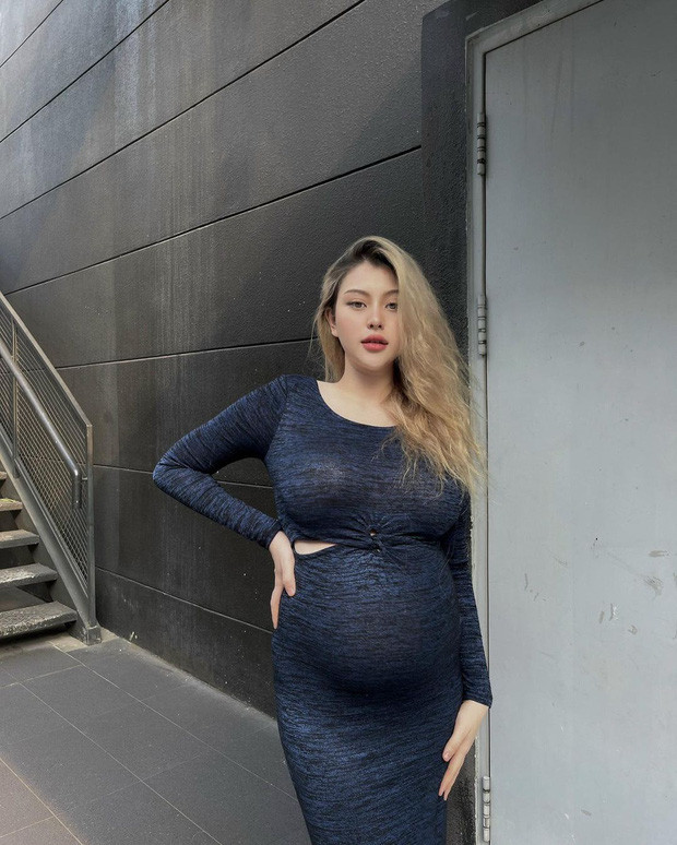 Thời gian qua, bạn thân Xoài Non - hot girl Sunna (tên thật là Trần Nhật Anh) khiến người hâm mộ một phen bất ngờ khi công khai chuyện mang bầu.