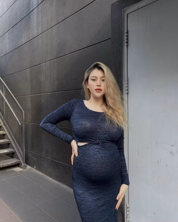 Thời gian qua, bạn thân Xoài Non - hot girl Sunna (tên thật là Trần Nhật Anh) khiến người hâm mộ một phen bất ngờ khi công khai chuyện mang bầu.