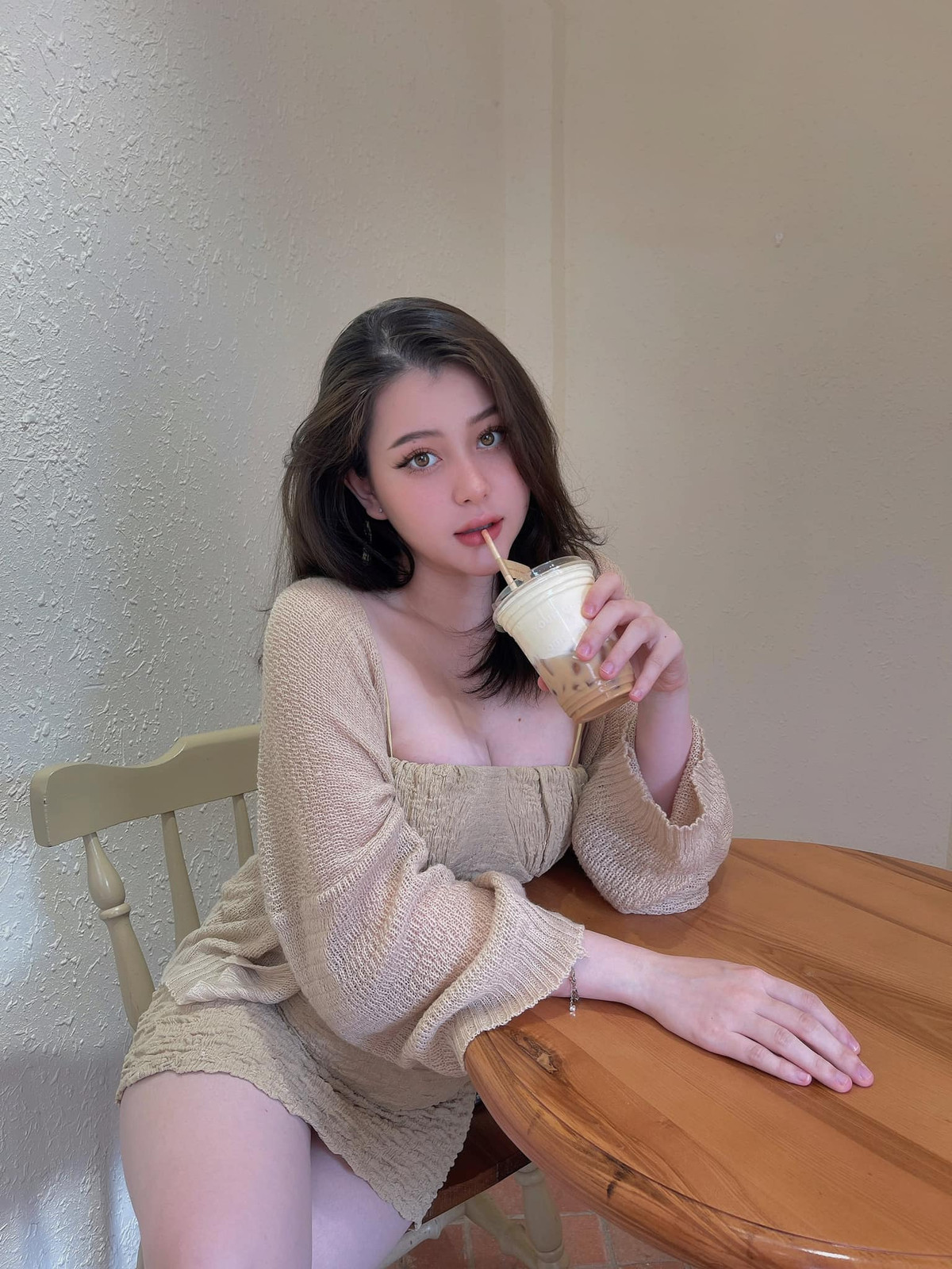 Việc công khai cha của đứa trẻ được cô nàng giữ kín, khả năng cao sẽ còn rất lâu mới biết được ai là bạn trai của hot girl lai Tây này.