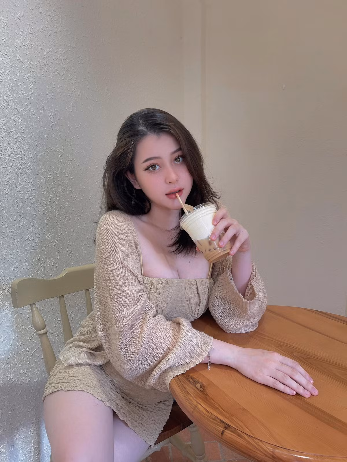 Việc công khai cha của đứa trẻ được cô nàng giữ kín, khả năng cao sẽ còn rất lâu mới biết được ai là bạn trai của hot girl lai Tây này.