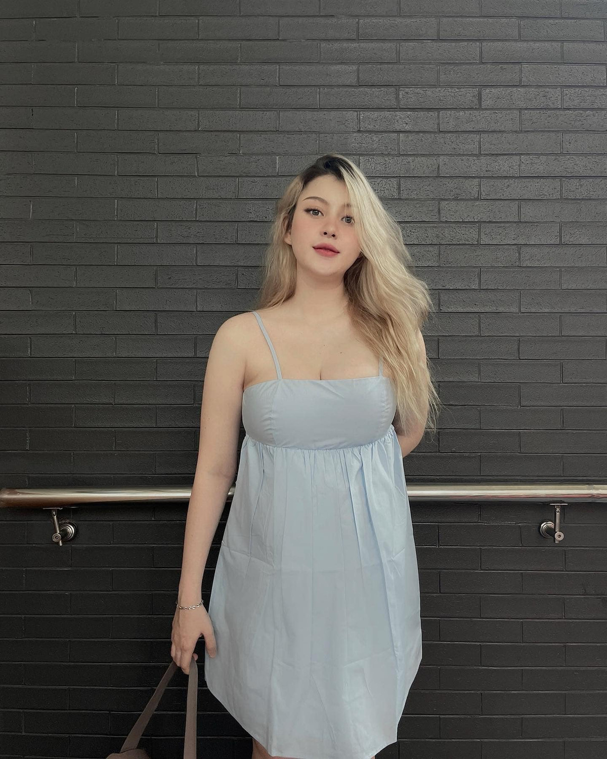 Sunna mang trong mình hai dòng máu Việt - Mỹ. Cô nổi tiếng là "bông hồng lai" xinh đẹp và gợi cảm trước đó.