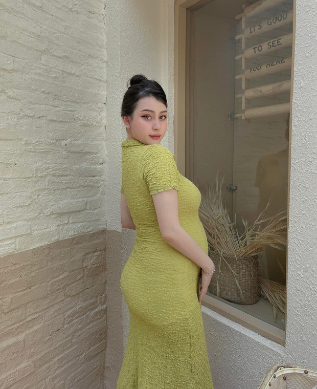 Trước đó, Sunna từng chia sẻ cô và bạn trai đã có mối quan hệ yêu đương từ trước và 2 bên gia đình đều quen biết nhau cũng như được ủng hộ.