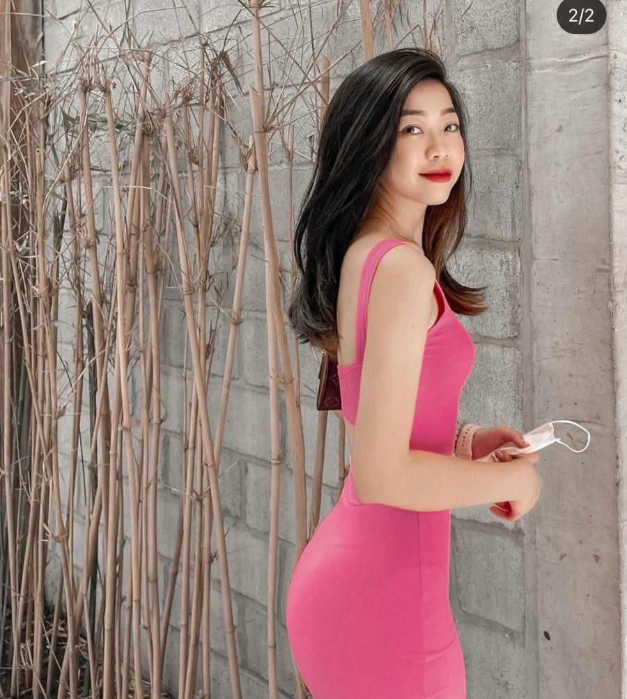 Sự nổi tiếng của nàng hot girl còn nhanh chóng được lan rộng bởi những video nhảy nhót trên Tiktok. Đa phần, cô chọn mặc váy body khi thực hiện các điệu nhảy hot trend.