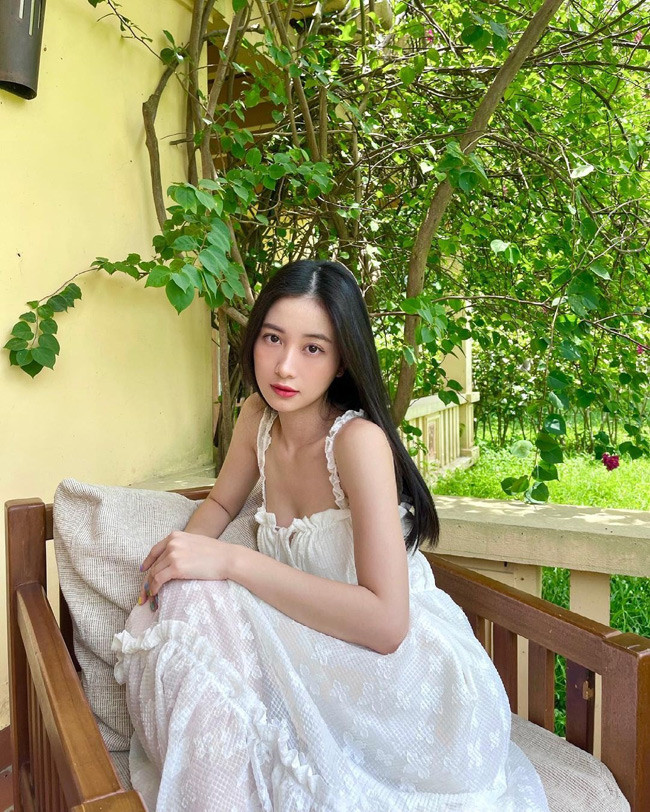 Gương mặt dịu dàng cùng vóc dáng gợi cảm, quyến rũ tạo nên một nét đẹp đặc biệt cho Jun Vũ. Ảnh: FBNV