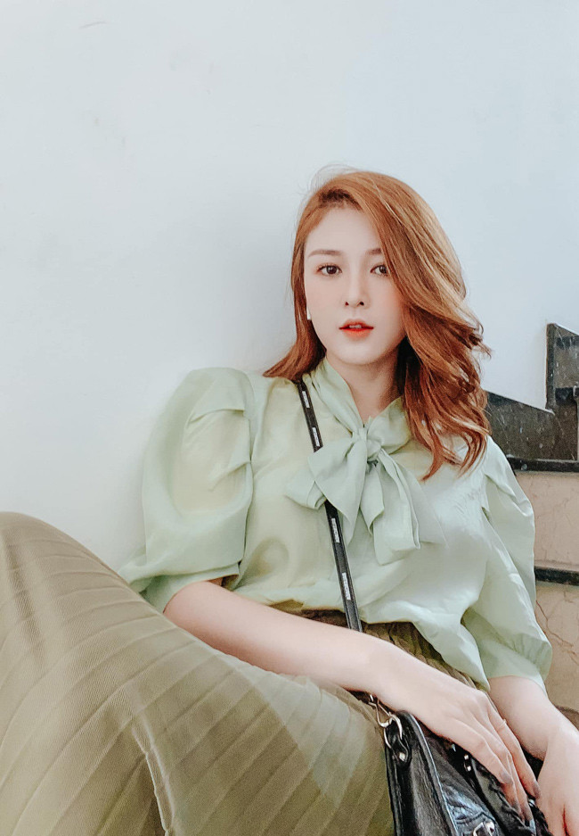 Hot girl Gia Lai hiếm khi xuất hiện với hình ảnh gợi cảm. Cô nàng trung thành với phong cách nữ tính, nhẹ nhàng. Ảnh: FBNV