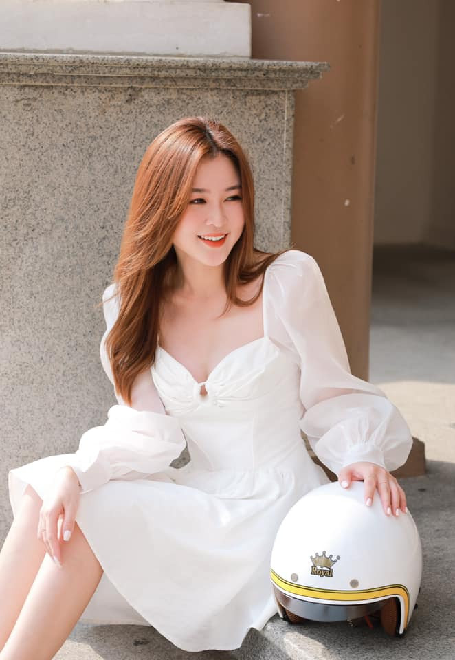 Với ngoại hình xinh xắn như búp bê, nước da trắng ngần, khuôn mặt an ảnh giúp cô nàng gốc Gia Lai nhận được nhiều hợp đồng quảng cái từ các thương hiệu.