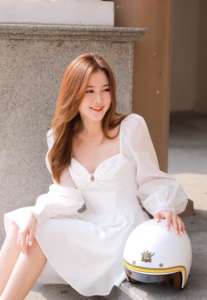 Với ngoại hình xinh xắn như búp bê, nước da trắng ngần, khuôn mặt an ảnh giúp cô nàng gốc Gia Lai nhận được nhiều hợp đồng quảng cái từ các thương hiệu.