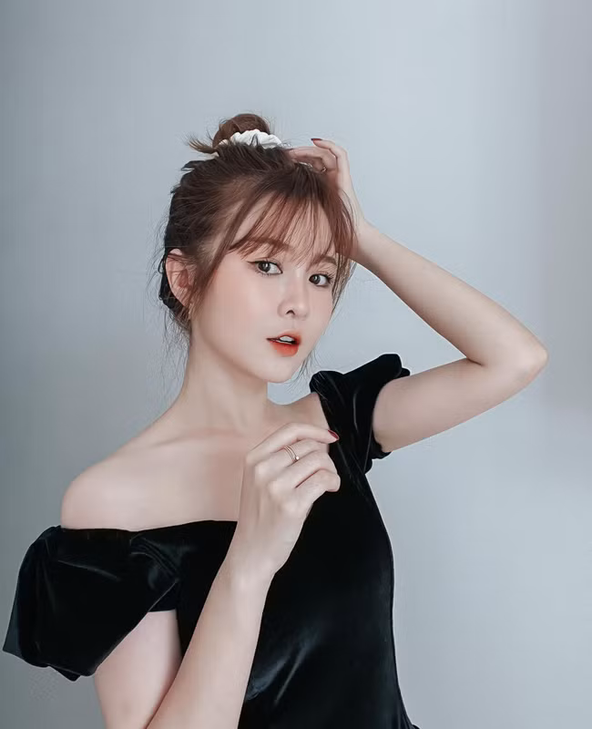 Ribi Sachi luôn xuất hiện với vẻ đẹp ngọt ngào, đôi mắt mơ màng.