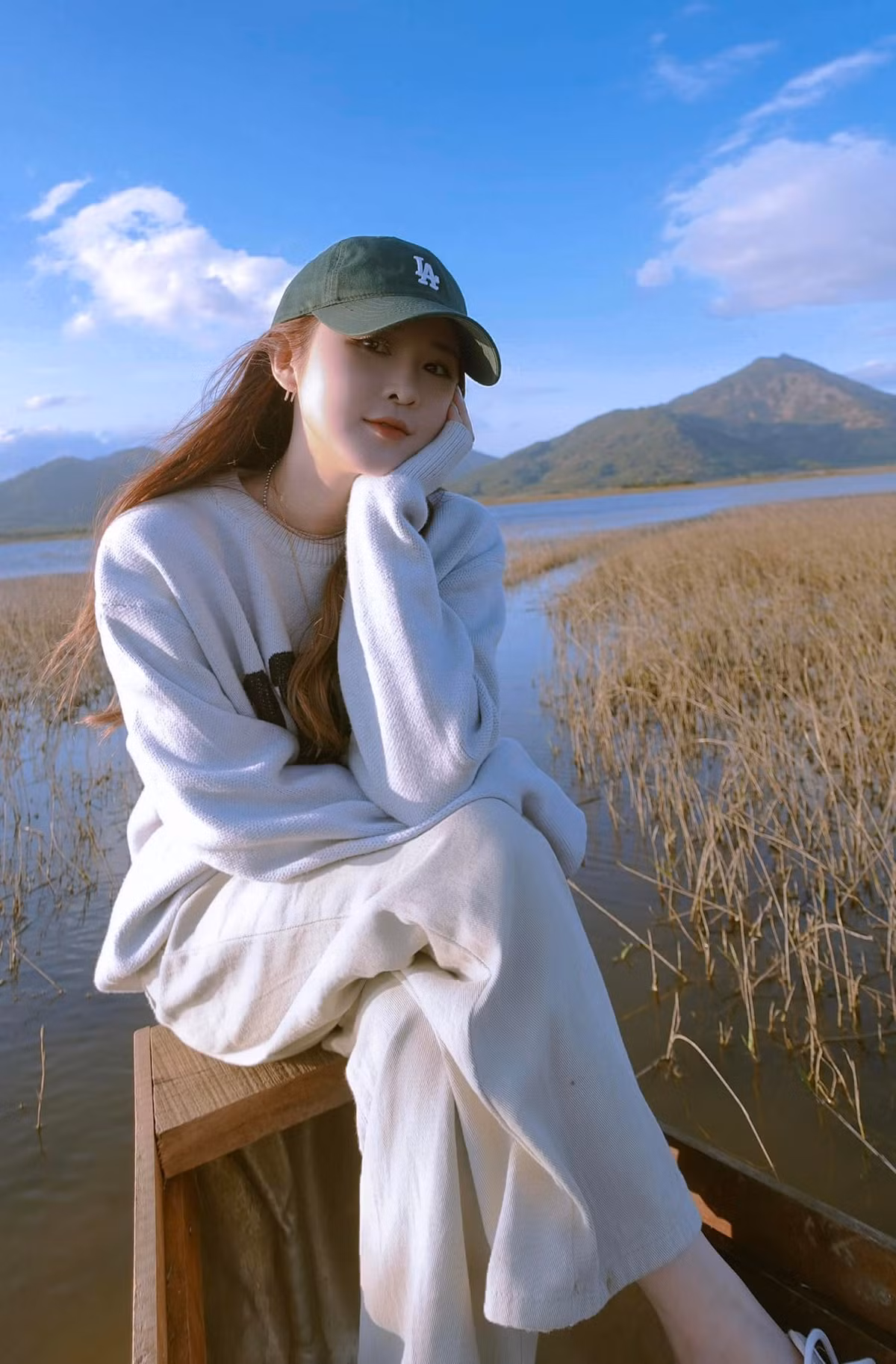 Ribi Sachi tên thật là Nguyễn Thị Thủy, sinh năm 1990, quê Gia Lai. Cô nàng là gương mặt hot girl nổi đình đám trên mạng xã hội.