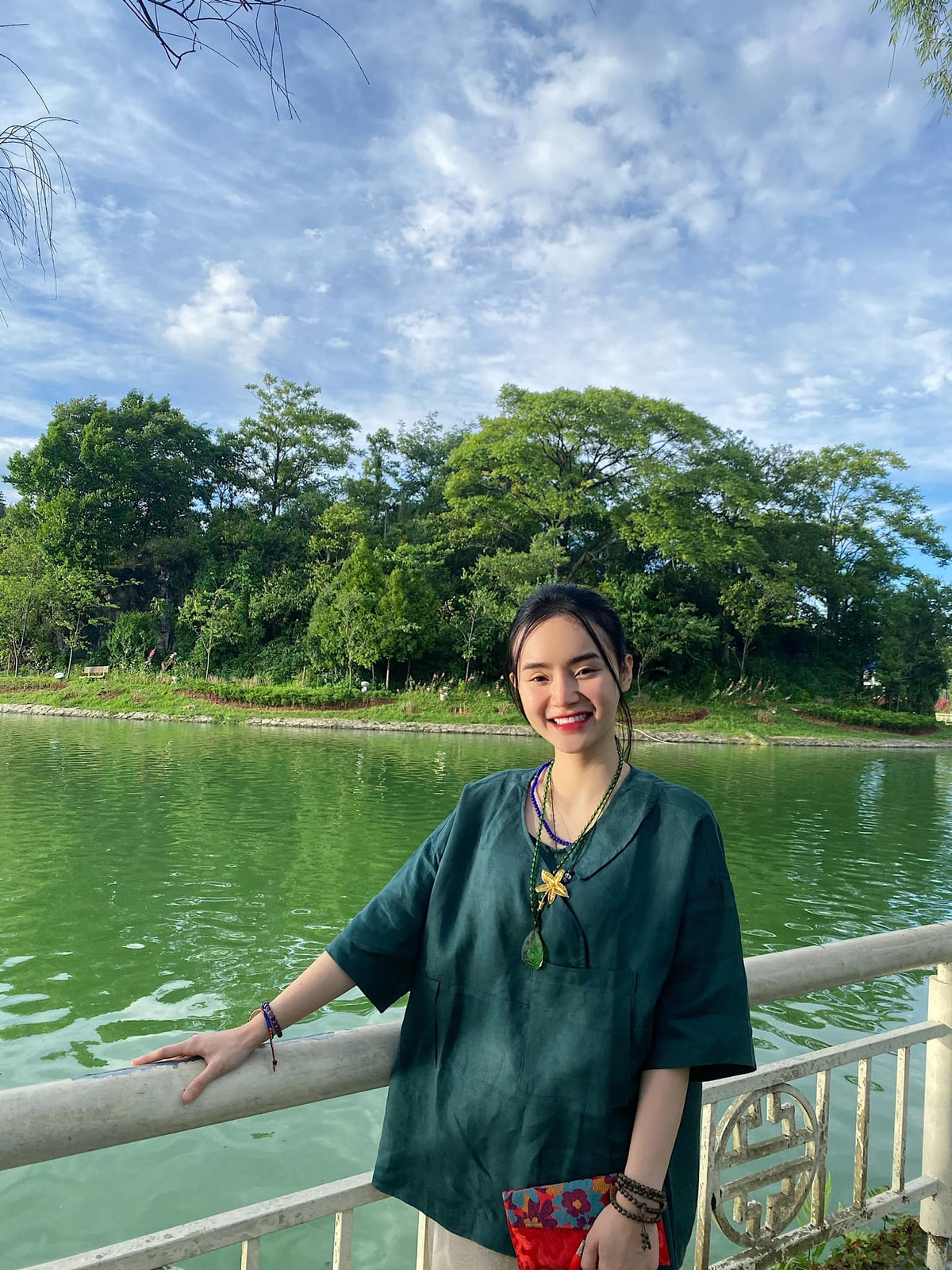 Trên trang cá nhân của mình, em gái Angela Phương Trinh thường xuyên khoe ảnh mặt mộc, chẳng mấy khi trang điểm cầu kỳ.