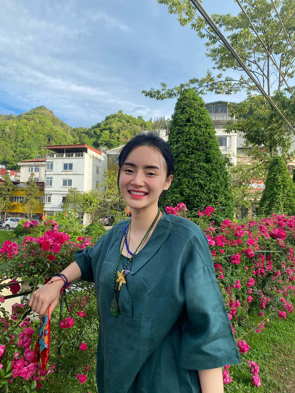 Tránh xa khỏi thị phi showbiz, Phương Trang tập trung vào việc kinh doanh. Phong cách ăn mặc cũng kín đáo, nhẹ nhàng, giản dị hơn.