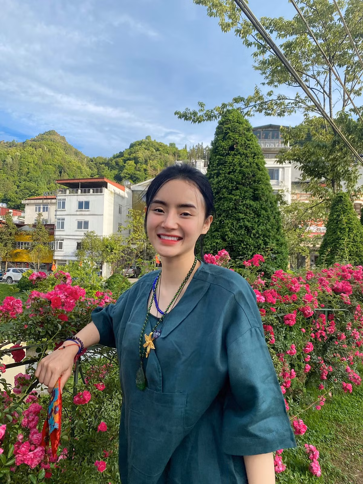 Tránh xa khỏi thị phi showbiz, Phương Trang tập trung vào việc kinh doanh. Phong cách ăn mặc cũng kín đáo, nhẹ nhàng, giản dị hơn.