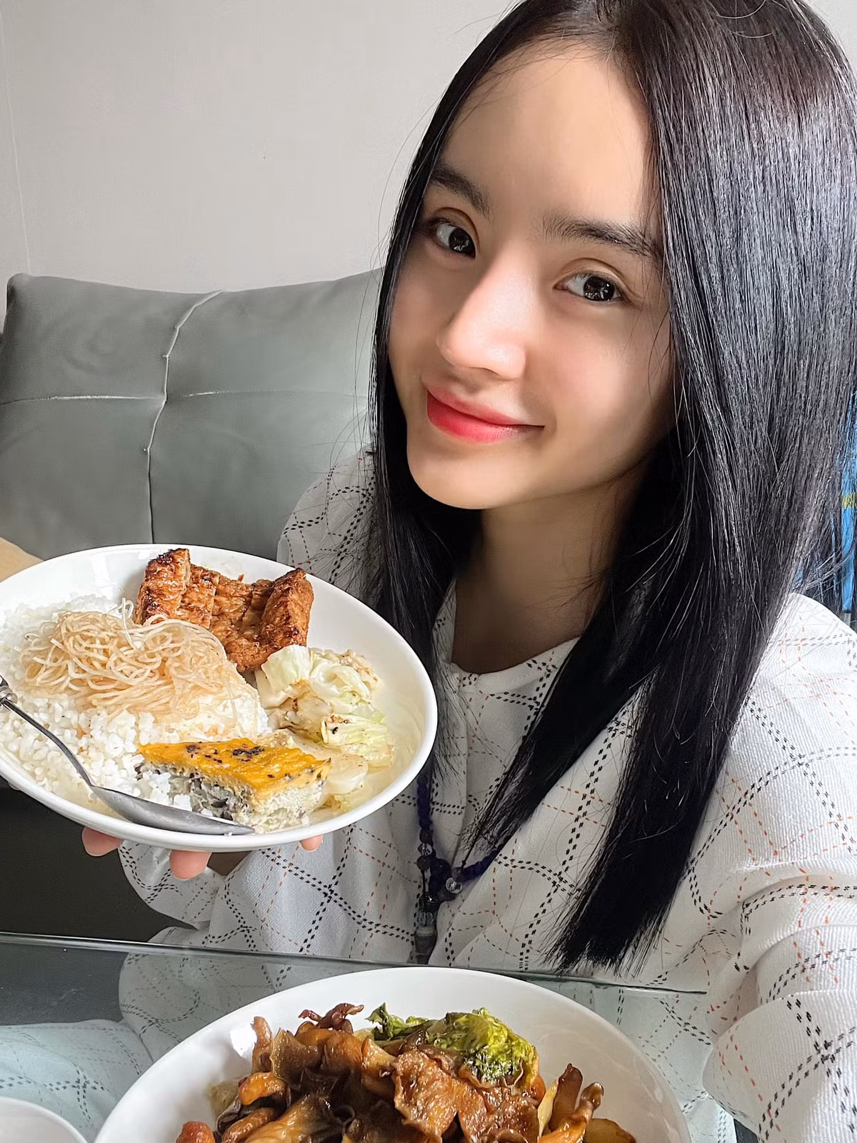 Bên cạnh đó, Phương Trang còn thường xuyên cùng Angela Phương Trinh đi chùa, tu học theo Phật pháp.