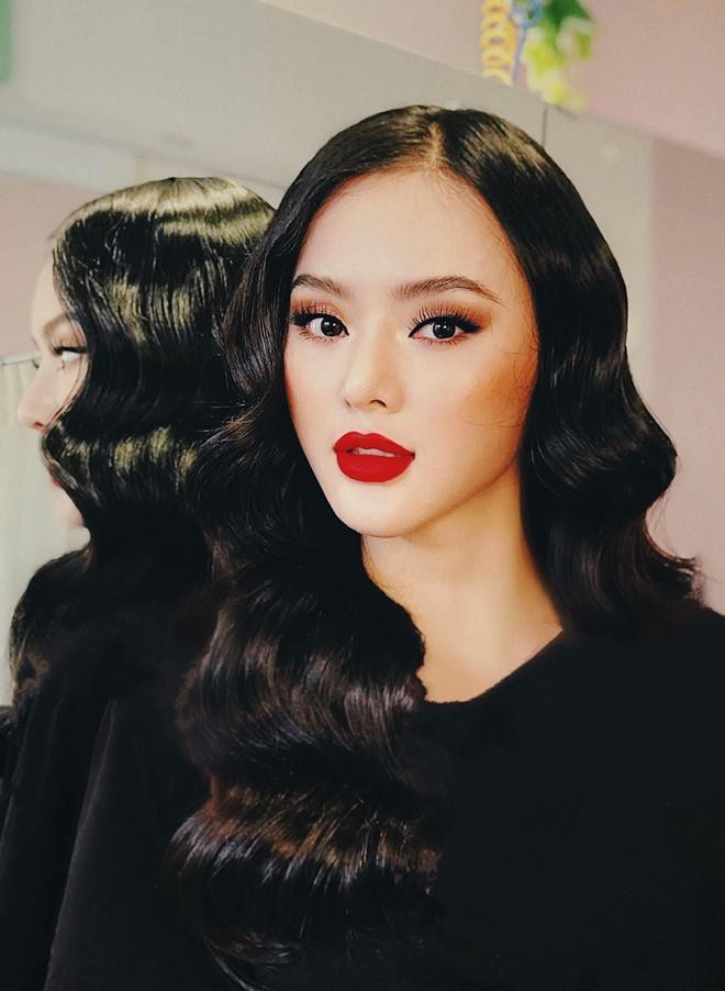 Bên cạnh việc ăn mặc, cô còn từng vướng tin đồn "dao kéo" khi sắc vóc thay đổi thất thường. Ảnh: FBNV