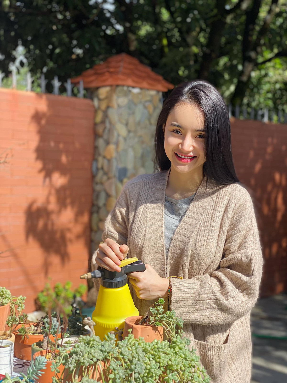 Cô nàng thường xuyên đăng tải những bức ảnh đời thường giản dị với chiếc áo lam nhà Phật, đi chùa và tu tập tại gia.