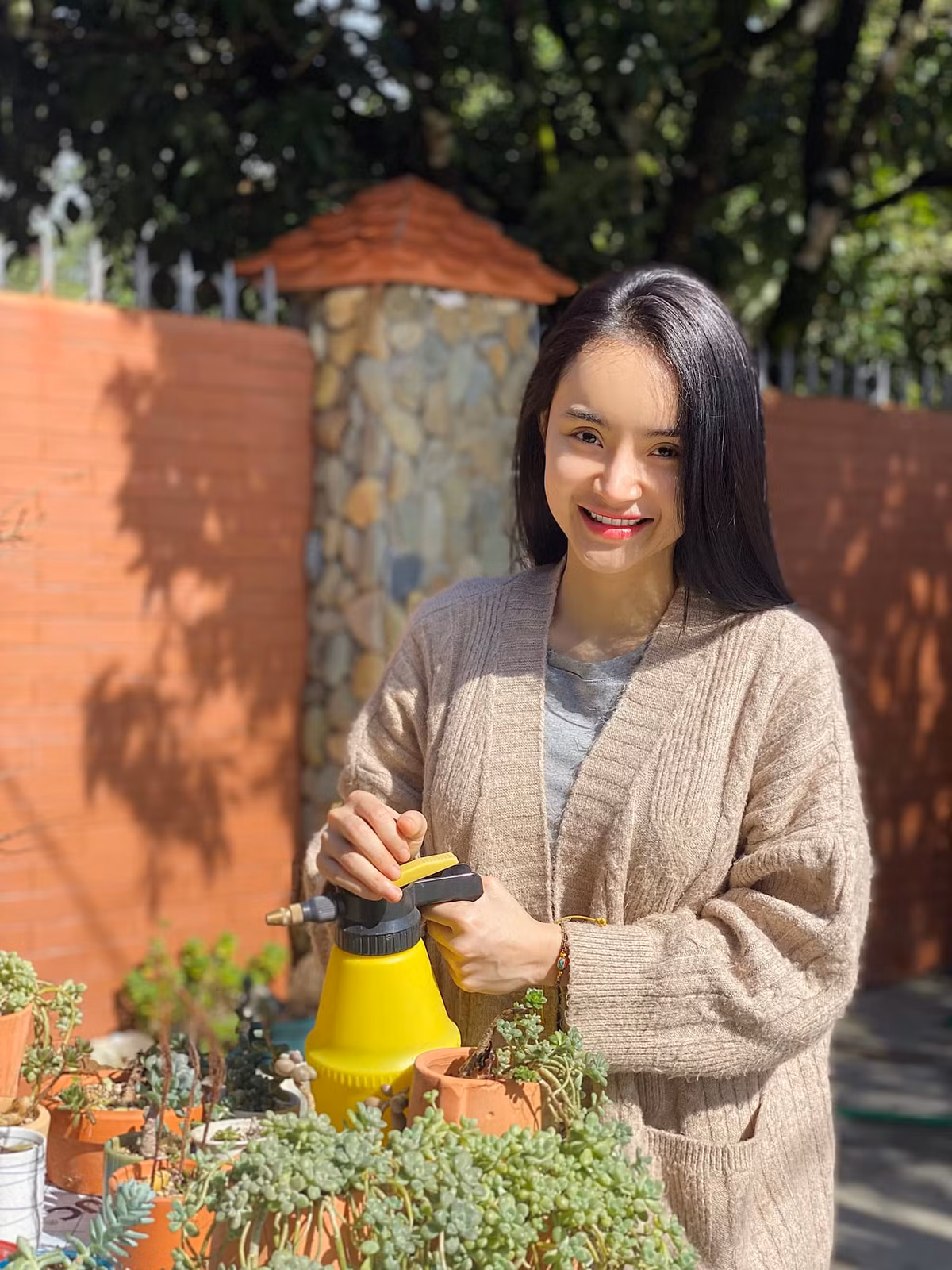 Cô nàng thường xuyên đăng tải những bức ảnh đời thường giản dị với chiếc áo lam nhà Phật, đi chùa và tu tập tại gia.