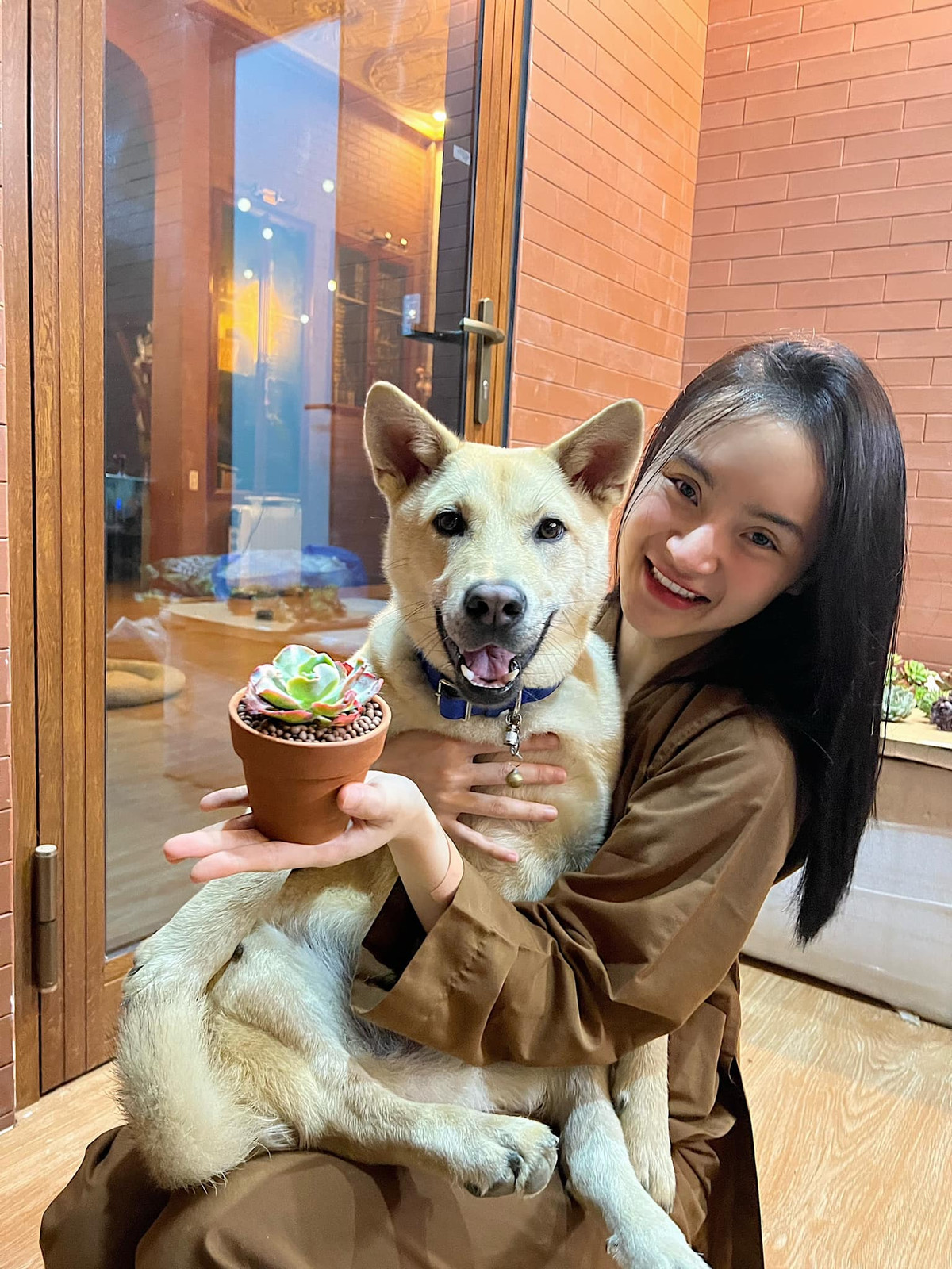 Dù ăn vận giản đơn nhưng nhan sắc của Phương Trang vẫn được khán giả đánh giá cao và trầm trồ khen ngợi.