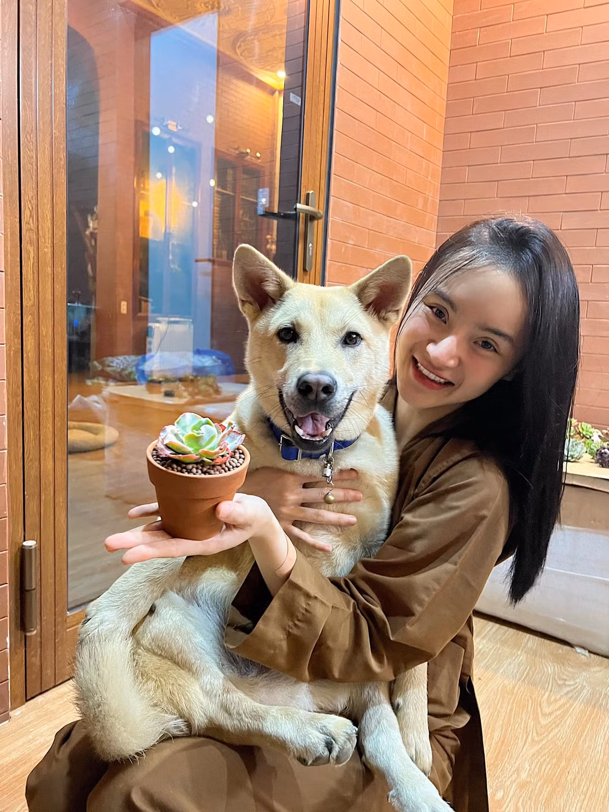 Dù ăn vận giản đơn nhưng nhan sắc của Phương Trang vẫn được khán giả đánh giá cao và trầm trồ khen ngợi.